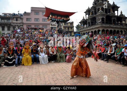 Kathmandu, Népal. 4 juin, 2016. Une personne accomplit les rituels à l'occasion de Bagh Bhairav festival, qui est célébrée une fois tous les 12 ans en Patan Durbar Square, site du patrimoine mondial de l'UNESCO à Kathmandu, Népal le samedi, Juin 04, 2016.Ce festival est célébré pour offrir des prières à la Divinité Bagh Bhairav, également connu sous le nom de la divinité gardienne de Kirtipur qui est l'un des plus anciens établissements humains de la communauté Newari au Népal. Credit : imagespic/Alamy Live News Banque D'Images