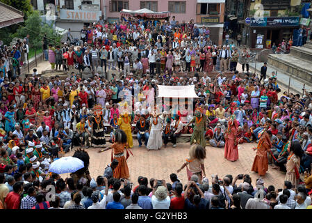 Kathmandu, Népal. 4 juin, 2016. Une personne accomplit les rituels à l'occasion de Bagh Bhairav festival, qui est célébrée une fois tous les 12 ans en Patan Durbar Square, site du patrimoine mondial de l'UNESCO à Kathmandu, Népal le samedi, Juin 04, 2016.Ce festival est célébré pour offrir des prières à la Divinité Bagh Bhairav, également connu sous le nom de la divinité gardienne de Kirtipur qui est l'un des plus anciens établissements humains de la communauté Newari au Népal. Credit : imagespic/Alamy Live News Banque D'Images