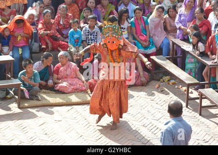 Kathmandu, Népal. 4 juin, 2016. Une personne accomplit les rituels à l'occasion de Bagh Bhairav festival, qui est célébrée une fois tous les 12 ans en Patan Durbar Square, site du patrimoine mondial de l'UNESCO à Kathmandu, Népal le samedi, Juin 04, 2016.Ce festival est célébré pour offrir des prières à la Divinité Bagh Bhairav, également connu sous le nom de la divinité gardienne de Kirtipur qui est l'un des plus anciens établissements humains de la communauté Newari au Népal. Credit : imagespic/Alamy Live News Banque D'Images