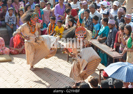 Kathmandu, Népal. 4 juin, 2016. Une personne accomplit les rituels à l'occasion de Bagh Bhairav festival, qui est célébrée une fois tous les 12 ans en Patan Durbar Square, site du patrimoine mondial de l'UNESCO à Kathmandu, Népal le samedi, Juin 04, 2016.Ce festival est célébré pour offrir des prières à la Divinité Bagh Bhairav, également connu sous le nom de la divinité gardienne de Kirtipur qui est l'un des plus anciens établissements humains de la communauté Newari au Népal. Credit : imagespic/Alamy Live News Banque D'Images