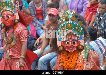 Kathmandu, Népal. 4 juin, 2016. Une personne accomplit les rituels à l'occasion de Bagh Bhairav festival, qui est célébrée une fois tous les 12 ans en Patan Durbar Square, site du patrimoine mondial de l'UNESCO à Kathmandu, Népal le samedi, Juin 04, 2016.Ce festival est célébré pour offrir des prières à la Divinité Bagh Bhairav, également connu sous le nom de la divinité gardienne de Kirtipur qui est l'un des plus anciens établissements humains de la communauté Newari au Népal. Credit : imagespic/Alamy Live News Banque D'Images