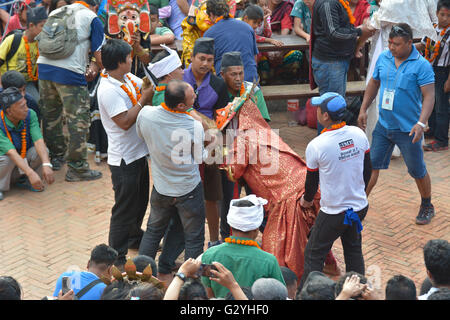 Kathmandu, Népal. 4 juin, 2016. Une personne accomplit les rituels à l'occasion de Bagh Bhairav festival, qui est célébrée une fois tous les 12 ans en Patan Durbar Square, site du patrimoine mondial de l'UNESCO à Kathmandu, Népal le samedi, Juin 04, 2016.Ce festival est célébré pour offrir des prières à la Divinité Bagh Bhairav, également connu sous le nom de la divinité gardienne de Kirtipur qui est l'un des plus anciens établissements humains de la communauté Newari au Népal. Credit : imagespic/Alamy Live News Banque D'Images