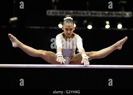 Hartford, Connecticut, USA. 4 juin, 2016. LAUREN NAVARRO est en concurrence sur les barres asymétriques au cours de la 2016 classique américain secret tenu au XL Center à Hartford, Connecticut. © Amy Sanderson/ZUMA/Alamy Fil Live News Banque D'Images