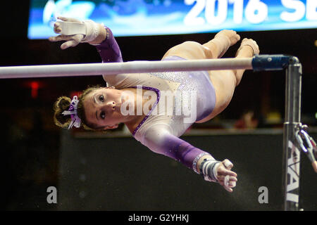 Hartford, Connecticut, USA. 4 juin, 2016. AMELIA HUNDLEY compétitionne sur les barres asymétriques au cours de la 2016 classique américain secret tenu au XL Center à Hartford, Connecticut. © Amy Sanderson/ZUMA/Alamy Fil Live News Banque D'Images