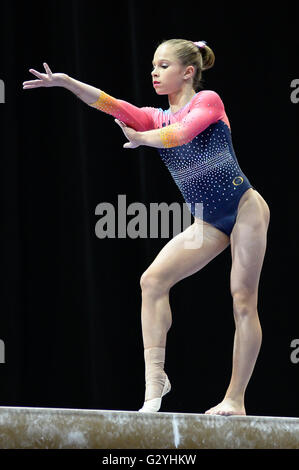 Hartford, Connecticut, USA. 4 juin, 2016. RAGAN SMITH fait concurrence à la poutre lors de la 2016 classique américain secret tenu au XL Center à Hartford, Connecticut. © Amy Sanderson/ZUMA/Alamy Fil Live News Banque D'Images