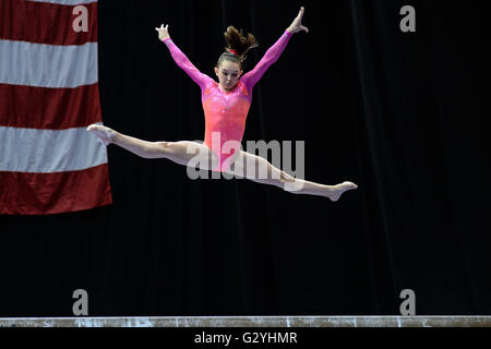 Hartford, Connecticut, USA. 4 juin, 2016. EMILY SCHILD fait concurrence à la poutre lors de la 2016 classique américain secret tenu au XL Center à Hartford, Connecticut. © Amy Sanderson/ZUMA/Alamy Fil Live News Banque D'Images