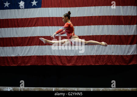 Hartford, Connecticut, USA. 4 juin, 2016. MARZ FRAZIER fait concurrence à la poutre lors de la 2016 classique américain secret tenu au XL Center à Hartford, Connecticut. © Amy Sanderson/ZUMA/Alamy Fil Live News Banque D'Images