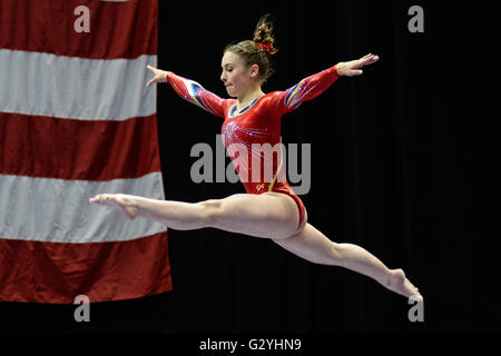 Hartford, Connecticut, USA. 4 juin, 2016. CHRISTINA DESIDERIO fait concurrence à la poutre lors de la 2016 classique américain secret tenu au XL Center à Hartford, Connecticut. © Amy Sanderson/ZUMA/Alamy Fil Live News Banque D'Images