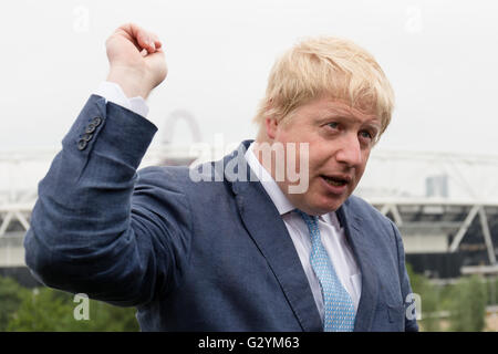 Londres, Royaume-Uni. 04/06/2016. Boris Johnson parle aux médias avant d'un vote à partir rassemblement à Forman's Fish Island, à Londres. Credit : Londres pix/Alamy Live News Banque D'Images