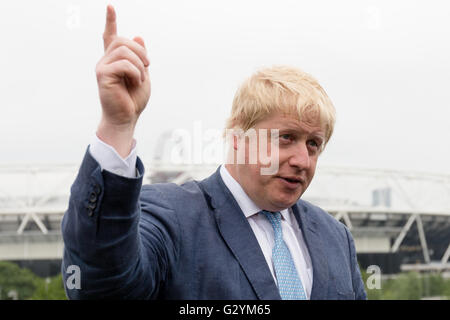 Londres, Royaume-Uni. 04/06/2016. Boris Johnson parle aux médias avant d'un vote à partir rassemblement à Forman's Fish Island, à Londres. Credit : Londres pix/Alamy Live News Banque D'Images