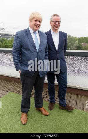 Londres, Royaume-Uni. 04/06/2016. Boris Johnson et Michael Gove parler aux médias avant d'un vote à partir rassemblement à Forman's Fish Island, à Londres. Credit : Londres pix/Alamy Live News Banque D'Images