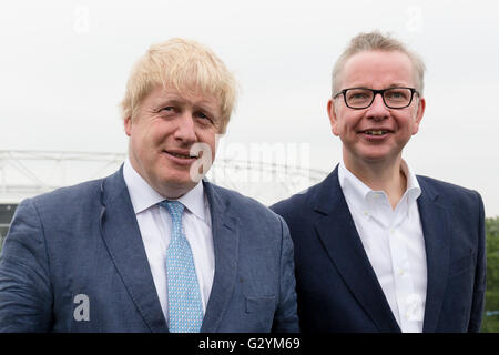 Londres, Royaume-Uni. 04/06/2016. Boris Johnson et Michael Gove parler aux médias avant d'un vote à partir rassemblement à Forman's Fish Island, à Londres. Credit : Londres pix/Alamy Live News Banque D'Images