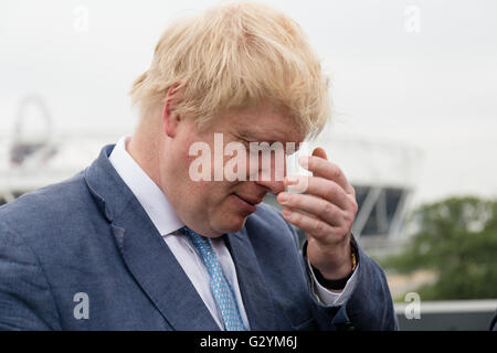 Londres, Royaume-Uni. 04/06/2016. Boris Johnson parle aux médias avant d'un vote à partir rassemblement à Forman's Fish Island, à Londres. Credit : Londres pix/Alamy Live News Banque D'Images