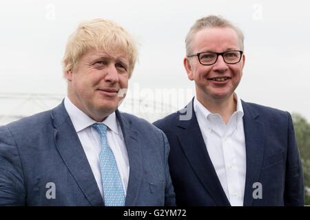 Londres, Royaume-Uni. 04/06/2016. Boris Johnson et Michael Gove parler aux médias avant d'un vote à partir rassemblement à Forman's Fish Island, à Londres. Credit : Londres pix/Alamy Live News Banque D'Images