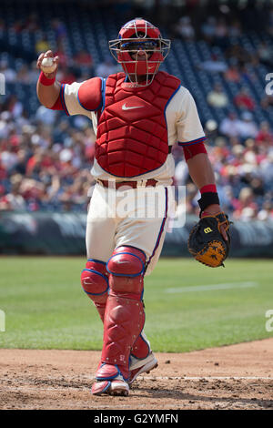 Philadelphie, Pennsylvanie, USA. 4 juin, 2016. Philadelphia Phillies catcher Carlos Ruiz (51) au cours de la MLB match entre les Phillies de Philadelphie et à la Citizens Bank Park de Philadelphie, Pennsylvanie. Christopher Szagola/CSM/Alamy Live News Banque D'Images