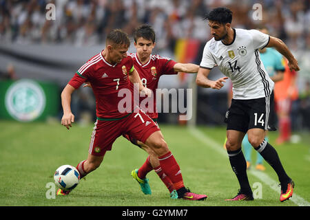 L'Allemagne Emre Can (R) avant en action contre la Hongrie's Balazs Dzsudzsak (L) au cours de l'international football match amical entre l'Allemagne et la Hongrie à la Veltins Arena de Gelsenkirchen, Allemagne, 04 juin 2016. Photo : FEDERICO GAMBARINI/dpa Banque D'Images