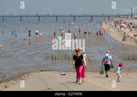 Été 2016.Foules, touristes,Les amateurs de soleil et les baigneurs de jour se rassemblent sur les plages de sable de la station balnéaire de Southport pour profiter des températures estivales chaudes de juin avec la station météorologique locale enregistrant 27,5 C. la plage de front de mer a été remplie de gens et de voitures car la marée haute a limité les espaces disponibles sur la côte. Banque D'Images