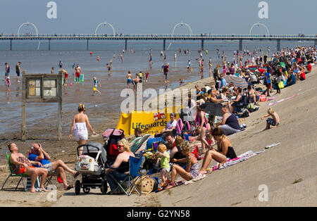 Été 2016.Foules, touristes,Les amateurs de soleil et les baigneurs de jour se rassemblent sur les plages de sable de la station balnéaire de Southport pour profiter des températures estivales chaudes de juin avec la station météorologique locale enregistrant 27,5 C. la plage de front de mer a été remplie de gens et de voitures car la marée haute a limité les espaces disponibles sur la côte. Banque D'Images