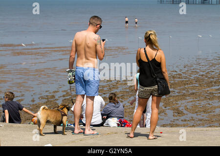 Southport, Merseyside, Royaume-Uni. Météo britannique. 5 juin, 2016. La foule, les touristes, les excursionnistes et les baigneurs de soleil affluent vers les plages de sable de la station balnéaire pour profiter de l'été ensoleillé chaud Juin avec des températures d'été local météo à 27,5 C. La plage front de mer est devenu rempli de gens et de voitures comme la marée haute a limité le nombre de places disponibles sur la rive. Banque D'Images