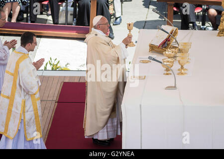 Cité du Vatican, Vatican. Le 05 juin, 2016. Le pape François à la tête d'une Sainte Messe pour la canonisation de la bienheureuse Maria Elisabeth Hesselblad et Stanislas de Jésus et Marie dans la place Saint Pierre. Le pape François a canonisé Elisabeth Hesselblad, convertir un luthérien qui ont caché des Juifs pendant la Seconde Guerre mondiale et Stanislas de Jésus et Marie Papczynski, le fondateur du premier ordre religieux hommes dédiée à l'immaculée conception. © Giuseppe Ciccia/Pacific Press/Alamy Live News Banque D'Images