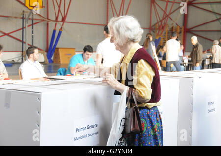 (160605) -- BUCAREST, 5 juin 2016 (Xinhua) -- une vieille femme jette son vote à l'un des bureaux de vote de Bucarest, capitale de la Roumanie, le 5 juin 2016. Les élections locales sont en cours en Roumanie le 5 juin 2016, avec plus de 18 millions d'électeurs à élire les autorités de l'administration locale. Selon les statistiques publiées par le Bureau Electoral Central, un certain nombre de 18 616 bureaux de vote ont été mis en place à l'échelle nationale, tandis que plus de 267 242 sont en cours d'exécution pour le maire, conseiller général ou local. Douze candidats sont en lice pour le bureau du maire général de la capitale. (Xinhua/Lin Huifen) Banque D'Images