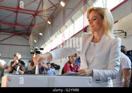 (160605) -- BUCAREST, 5 juin 2016 (Xinhua) -- Gabriela Firea, un candidat à la mairie de Bucarest, jette son vote à Bucarest, capitale de la Roumanie, le 5 juin 2016. Les élections locales sont en cours en Roumanie le 5 juin 2016, avec plus de 18 millions d'électeurs à élire les autorités de l'administration locale. Selon les statistiques publiées par le Bureau Electoral Central, un certain nombre de 18 616 bureaux de vote ont été mis en place à l'échelle nationale, tandis que plus de 267 242 sont en cours d'exécution pour le maire, conseiller général ou local. Douze candidats sont en lice pour le bureau du maire général de la capitale. (Xinhua/Lin Huifen Banque D'Images