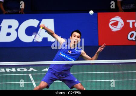 Jakarta, Indonésie, Jakarta. 5 juin, 2016. JAKARTA, INDONÉSIE - JUIN 05 : Lee Chong Wei de Malaisie hits un retour contre Jan O Jorgensen du Danemark au cours de men's single dans l'Open 2016 l'Indonésie à Jakarta, Indonésie le 05 juin 2016. Lee Chong Wei de gagner la Malaisie Indonésie Badminton Ouvrir avec score 17-21, 21-19 et 21-17. © Sijori Images/ZUMA/Alamy Fil Live News Banque D'Images