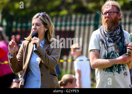 Leeds, UK. Le 05 juin, 2016. Andrea Jenkyns juger de la Morley Dartmouth park dog show, député de Morley et Outwood, Andrea Jenkyns prend le temps de son horaire chargé de juger à sa section locale dog show à Morley près de Leeds. Le MP qui avaient détrôné Ed Balls dans l'élection générale de mai 2015 brexit est la sauvegarde de l'Union européenne. Jenkyns a remporté le premier prix elle-même en 2015 à la Westminster e dog show avec ses deux mini Schnauzer appelé l'un et l'autre dame Godiva. Prise sur le 5 juin 2016 à Morley près de Leeds. Crédit : Andrew Gardner/Alamy Live News Banque D'Images