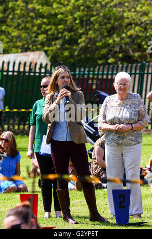 Leeds, UK. Le 05 juin, 2016. Andrea Jenkyns juger de la Morley Dartmouth park dog show, député de Morley et Outwood, Andrea Jenkyns prend le temps de son horaire chargé de juger à sa section locale dog show à Morley près de Leeds. Le MP qui avaient détrôné Ed Balls dans l'élection générale de mai 2015 brexit est la sauvegarde de l'Union européenne. Jenkyns a remporté le premier prix elle-même en 2015 à la Westminster e dog show avec ses deux mini Schnauzer appelé l'un et l'autre dame Godiva. Prise sur le 5 juin 2016 à Morley près de Leeds. Crédit : Andrew Gardner/Alamy Live News Banque D'Images