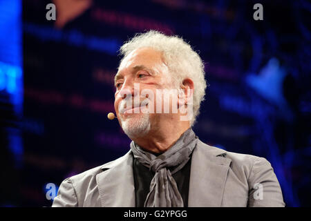 Hay Festival 2016, Pays de Galles, Royaume-Uni - Dimanche 5 Juin 2016 - Tom Jones sur scène à l'Hay Festival devant un auditoire vendre à parler de sa vie et de son livre sur le haut et l'arrière. C'était Tom's première apparition publique depuis la mort récente de son épouse. Parfois, Tom a trouvé l'événement émotionnel tranquille comme il a rappelé sa femme et au début de la vie. Aujourd'hui est le dernier jour des 11 jours et littéraires arts festival. Photographie Steven Mai / Alamy Live News Banque D'Images