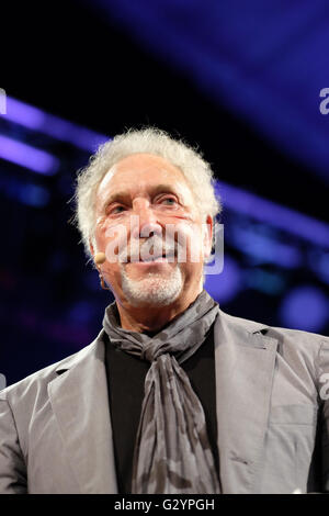 Hay Festival 2016, Pays de Galles, Royaume-Uni - Dimanche 5 Juin 2016 - Tom Jones sur scène à l'Hay Festival devant un auditoire vendre à parler de sa vie et de son livre sur le haut et l'arrière. C'était Tom's première apparition publique depuis la mort récente de son épouse. Parfois, Tom a trouvé l'événement émotionnel tranquille comme il a rappelé sa femme et au début de la vie. Photographie Steven Mai / Alamy Live News Banque D'Images