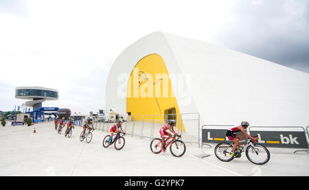 Aviles, Espagne. 4 juin, 2016. Hideo Kikuchi (Japon), Suanne SVENDSEN (Danemark), Lucia Perez (Espagne) et Guadalupe Aguilar (Mexique) ride en vélo durant la course des femmes elite & U-23 Catégories de 2016 aux Championnats du Monde de Duathlon de l'ITU Aviles au centre Niemeyer le 4 juin 2016 à Aviles, Espagne. Crédit : David Gato/Alamy Live News Banque D'Images