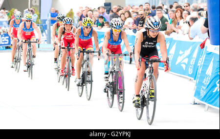 Aviles, Espagne. 4 juin, 2016. Hideo Kikuchi (Japon), Lucia Perez (Espagne), Laura Alvarez (Espagne) et Suanne SVENDSEN (Danemark) ride en vélo durant la course des femmes elite & U-23 Catégories de 2016 aux Championnats du Monde de Duathlon de l'ITU Aviles au centre Niemeyer le 4 juin 2016 à Aviles, Espagne. Crédit : David Gato/Alamy Live News Banque D'Images