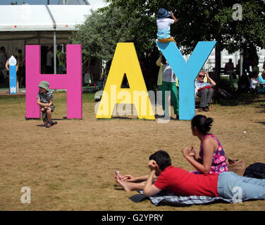 Hay-on-Wye. Dimanche 05 Juin 2016 Les enfants jouent par le géant des lettres à l'Hay Hay Festival, Hay-on-Wye, au Pays de Galles, Royaume-Uni : Crédit D Legakis/Alamy Live News Banque D'Images