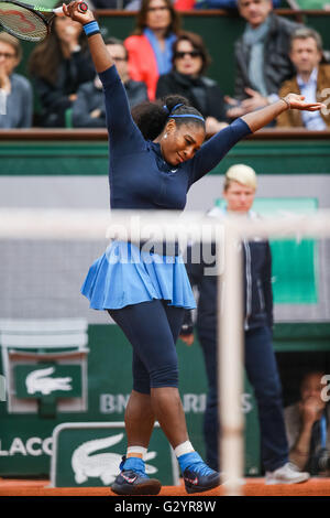Paris, France. 4 juin, 2016. Serena Williams (USA) Tennis : Serena Williams, de l'réagit au cours du dernier match féminin de l'Open de France de tennis contre Garbine Muguruza d'Espagne à l'Roland Garros à Paris, France . © AFLO/Alamy Live News Banque D'Images