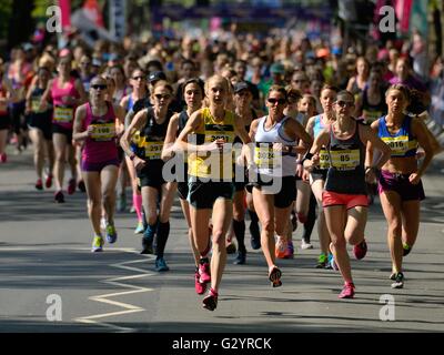 Glasgow, Ecosse, Royaume-Uni. Le 05 juin, 2016. Les femmes participant à la "Grande féministe 10k 2016 fun run'. La poursuite de temps chaud, il est difficile pour les coureurs.Alamy Live News Banque D'Images