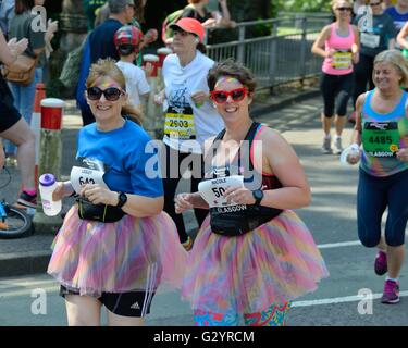 Glasgow, Ecosse, Royaume-Uni. Le 05 juin, 2016. Les femmes participant à la "Grande féministe 10k 2016 fun run'. La poursuite de temps chaud, il est difficile pour les coureurs. Alamy Live News Banque D'Images