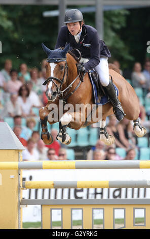 Weinsberg, Allemagne. Le 05 juin, 2016. Andreas Kreuzer et le cheval Calvilot sur leur façon de gagner le championnat de saut d'Allemand à Weinsberg, Allemagne, 05 juin 2016. Photo : FRISO GENTSCH/dpa/Alamy Live News Banque D'Images