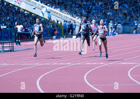 Birmingham, UK. 5 juin, 2016. Floria Guei prend la première place dans le 400m avec un temps de 50.84s Credit Dan Cooke/Alamy Live News Banque D'Images