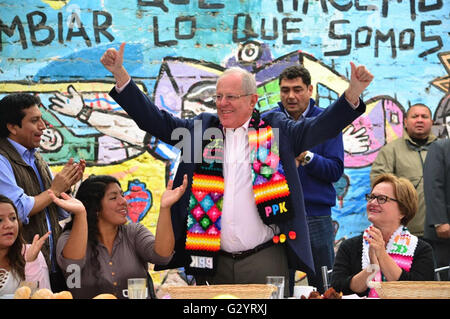 Lima, Pérou. 5 juin, 2016. Candidat à l'élection présidentielle Pedro Pablo Kuczynski (C) avant de Péruviens de changement (PPK, pour son sigle en espagnol) partie assiste à un petit-déjeuner avec les voisins de la Victoria district, avant de déposer son vote lors du deuxième tour des élections présidentielles à Lima, capitale du Pérou, le 5 juin 2016. Un total de 22 901 954 électeurs, dont 884 924 Péruviens qui vivent à l'étranger, sont admissibles à voter dimanche pour élire le nouveau président du Pérou. © Diana Marcelo/ANDINA/Xinhua/Alamy Live News Banque D'Images