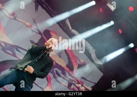 Nuremberg, Allemagne. Le 05 juin, 2016. Singer Camillo 'Chino' Wong Moreno de nous nu metal Deftones joue sur la scène à la "Rock im Park" (dans le parc) Rock music festival à Nuremberg, Allemagne, 05 juin 2016. Plus de 80 bandes sont mis à produire au festival jusqu'au 05 juin. Photo : DANIEL KARMANN/dpa/Alamy Live News Banque D'Images