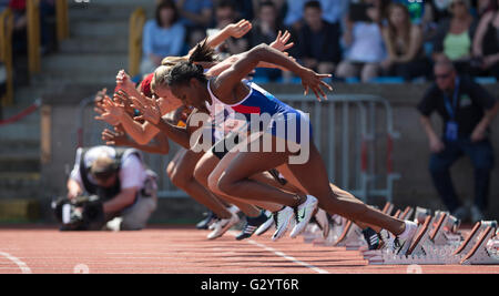 Alexander Stadium, Birmingham, UK. Le 05 juin, 2016. IAAF Diamond League Birmingham. Les athlètes de leur sprint bloque durant le début de la chaleur du 100 m femmes A. © Plus Sport Action/Alamy Live News Banque D'Images