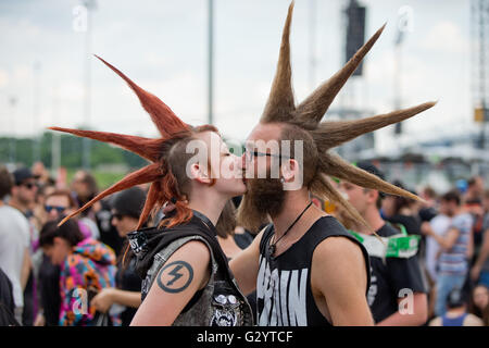 Nuremberg, Allemagne. Le 05 juin, 2016. Une ou deux coupes Mohawk sportives à l'embrasse "Rock im Park" (dans le parc) Rock music festival à Nuremberg, Allemagne, 05 juin 2016. Plus de 80 bandes sont mis à produire au festival jusqu'au 05 juin. Photo : DANIEL KARMANN/dpa/Alamy Live News Banque D'Images