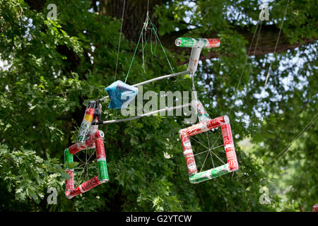 Nuremberg, Allemagne. Le 05 juin, 2016. Une maquette location fabriqués à partir de cannettes de bière pend d'un arbre à la "Rock im Park" (dans le parc) Rock music festival à Nuremberg, Allemagne, 05 juin 2016. Plus de 80 bandes sont mis à produire au festival jusqu'au 05 juin. Photo : DANIEL KARMANN/dpa/Alamy Live News Banque D'Images