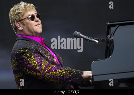 Erfurt, Allemagne. 4 juin, 2016. Elton John il se produit sur scène lors de son "Merveilleux Crazy Night Tour 2016' au bistro le 4 juin 2016 à Erfurt, en Allemagne. Dans le monde d'utilisation | © dpa/Alamy Live News Banque D'Images