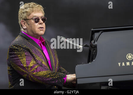 Erfurt, Allemagne. 4 juin, 2016. Elton John il se produit sur scène lors de son "Merveilleux Crazy Night Tour 2016' au bistro le 4 juin 2016 à Erfurt, en Allemagne. Dans le monde d'utilisation | © dpa/Alamy Live News Banque D'Images