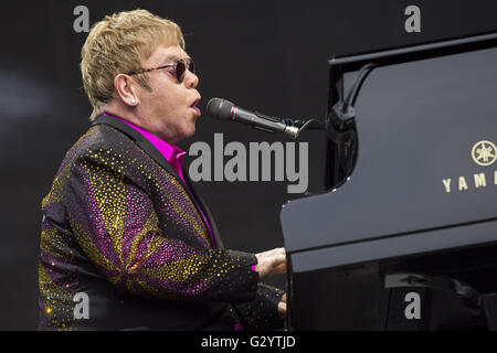 Erfurt, Allemagne. 4 juin, 2016. Elton John il se produit sur scène lors de son "Merveilleux Crazy Night Tour 2016' au bistro le 4 juin 2016 à Erfurt, en Allemagne. Dans le monde d'utilisation | © dpa/Alamy Live News Banque D'Images