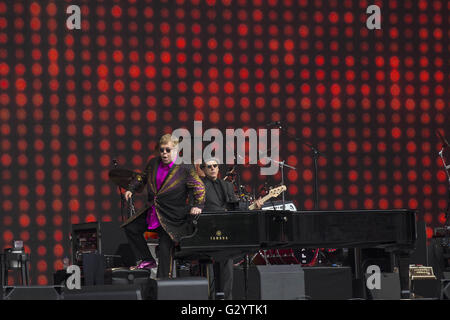 Erfurt, Allemagne. 4 juin, 2016. Elton John il se produit sur scène lors de son "Merveilleux Crazy Night Tour 2016' au bistro le 4 juin 2016 à Erfurt, en Allemagne. Dans le monde d'utilisation | © dpa/Alamy Live News Banque D'Images