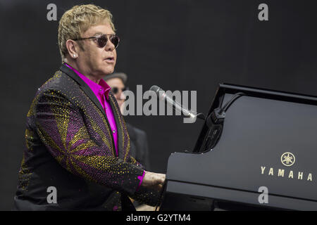 Erfurt, Allemagne. 4 juin, 2016. Elton John il se produit sur scène lors de son "Merveilleux Crazy Night Tour 2016' au bistro le 4 juin 2016 à Erfurt, en Allemagne. Dans le monde d'utilisation | © dpa/Alamy Live News Banque D'Images