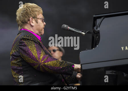 Erfurt, Allemagne. 4 juin, 2016. Elton John il se produit sur scène lors de son "Merveilleux Crazy Night Tour 2016' au bistro le 4 juin 2016 à Erfurt, en Allemagne. Dans le monde d'utilisation | © dpa/Alamy Live News Banque D'Images